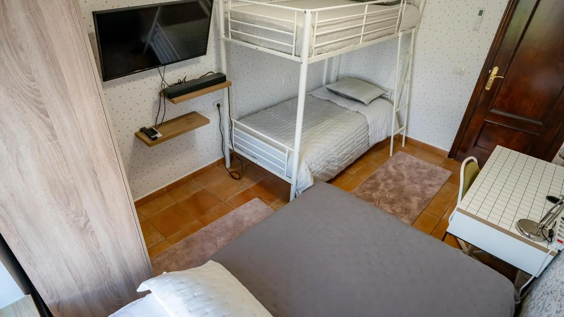 Casa Julio - Alcala Complete Coastal Retreat - Entire Apartment - 3 Min Walk From The Ocean - Shared Entrance With Host 0*, Alcalá la Real Spagna