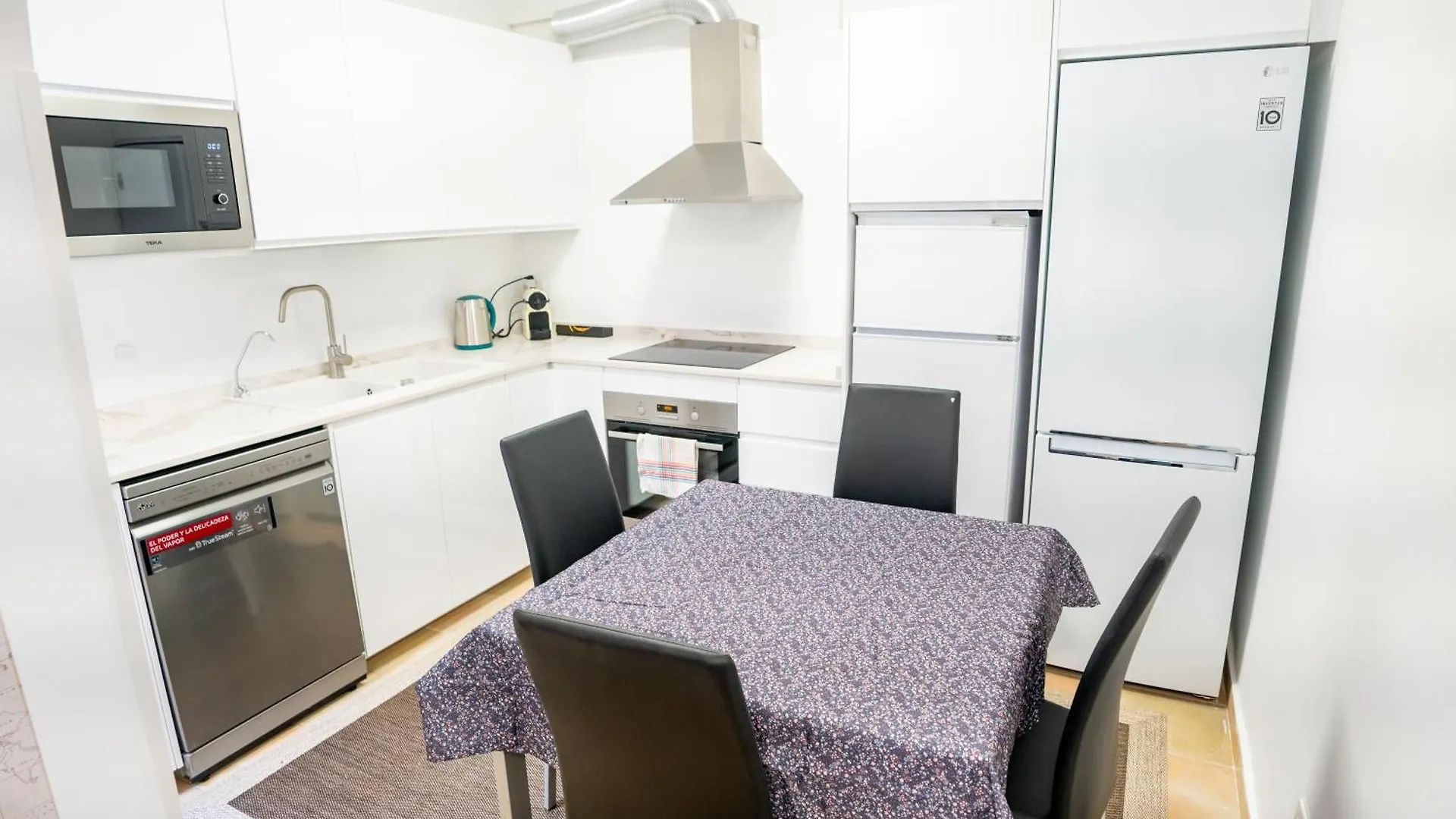 Casa Julio - Alcala Complete Coastal Retreat - Entire Apartment - 3 Min Walk From The Ocean - Shared Entrance With Host Spagna