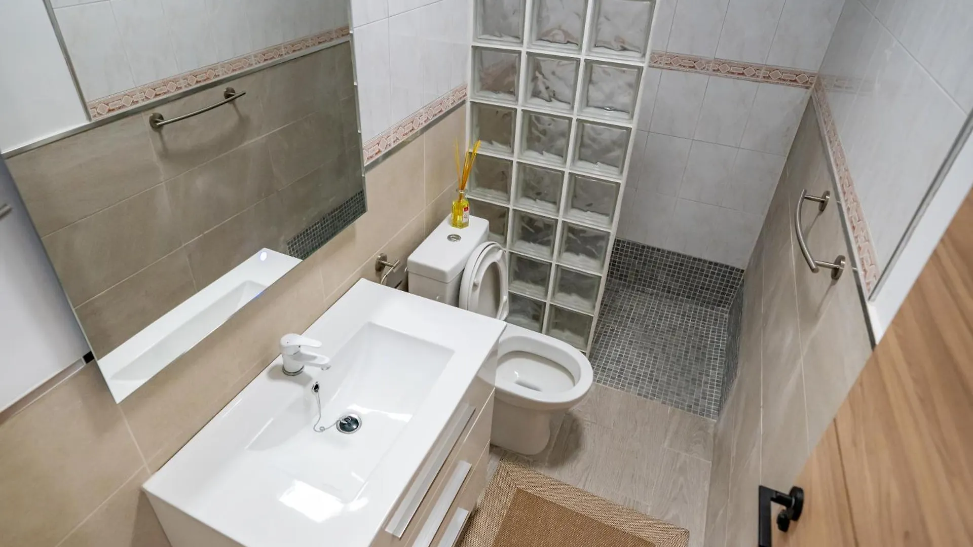 Casa Julio - Alcala Complete Coastal Retreat - Entire Apartment - 3 Min Walk From The Ocean - Shared Entrance With Host Spain